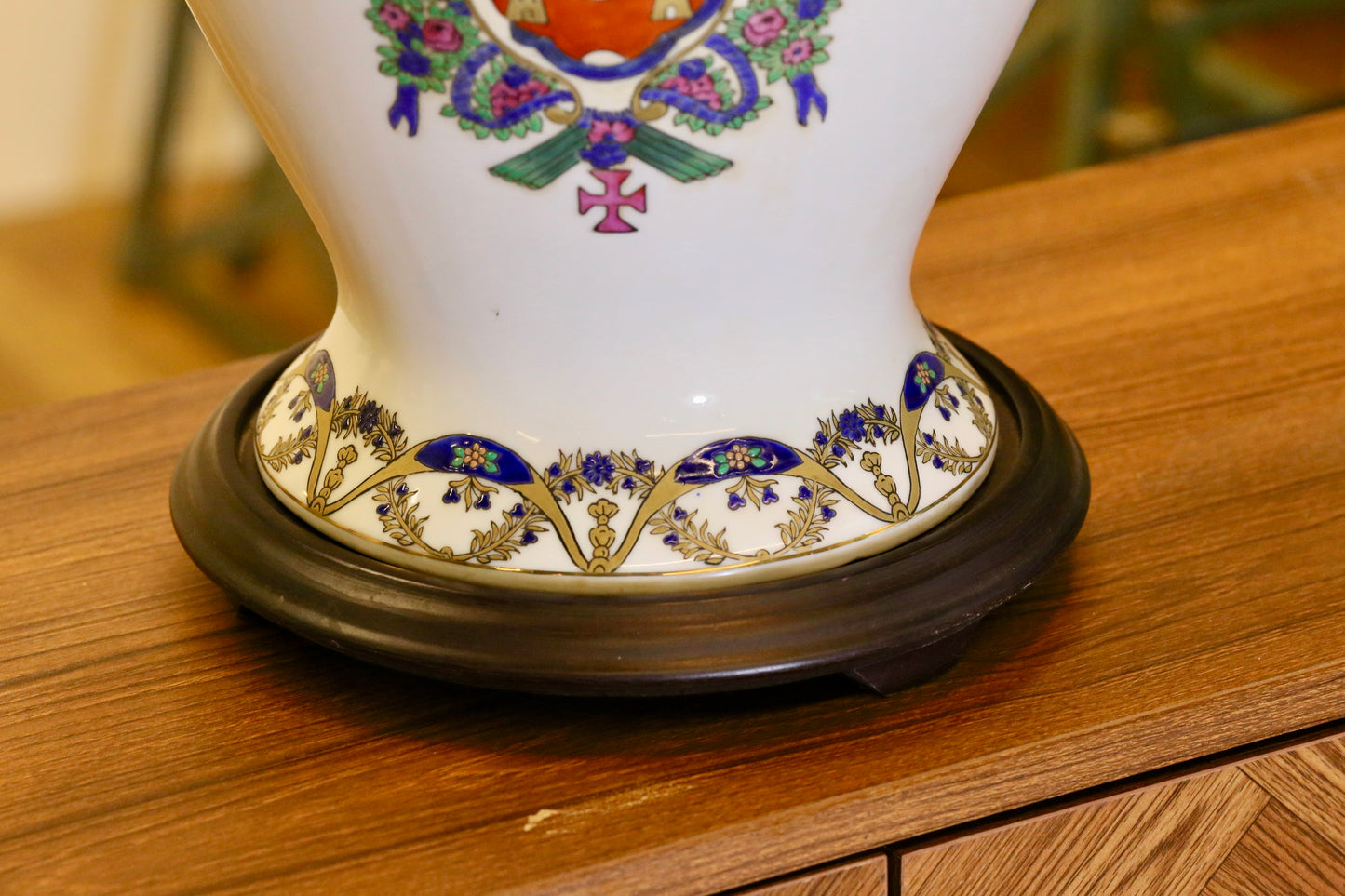 Regal Ceramic Table Lamp with Heraldic Emblem - Early 20th Century